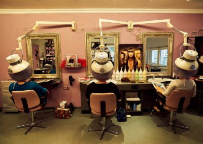 Retro-Friseursalon mit Trockenhauben und Spiegeln
