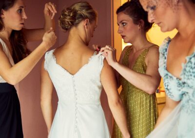 Brautjungfern schließen beim Getting Ready das Brautkleid – Hochzeit in Hamburg