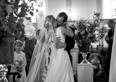 Braut umarmt nach der Trauung einen Gast in der Kirche – Hochzeit in Hamburg