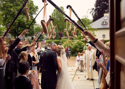 Gäste bilden beim Auszug ein Spalier für das Brautpaar – Hochzeit in Hamburg