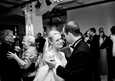 Braut tanzt mit einem Gast, schwarzweiß – Hochzeit in Hamburg