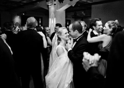Volle Tanzfläche mit dem Brautpaar inmitten der Gäste, schwarzweiß – Hochzeit in Hamburg