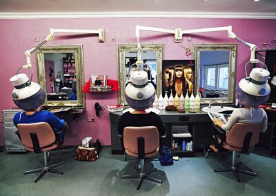 Retro-Friseursalon mit Trockenhauben und Spiegeln