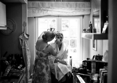 Zwei Frauen umarmen sich in einer Küche, schwarzweiß – Hochzeit in Hamburg