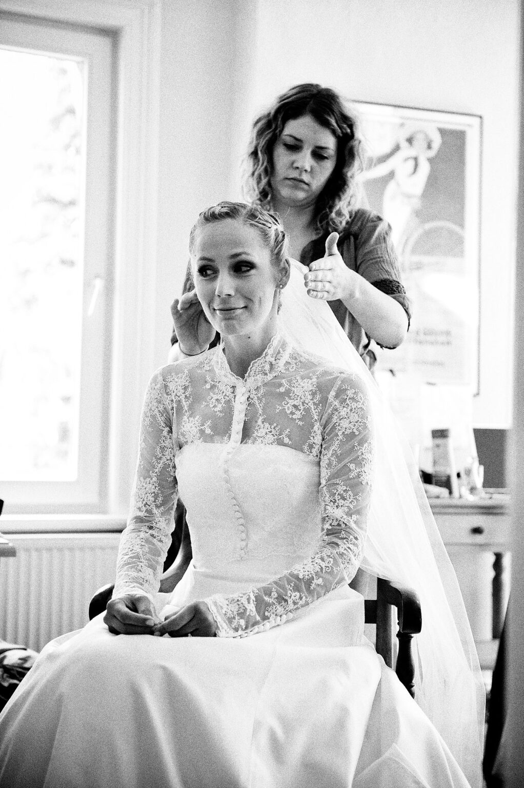 Braut wird beim Getting Ready frisiert, schwarzweiß – Hochzeit in Hamburg