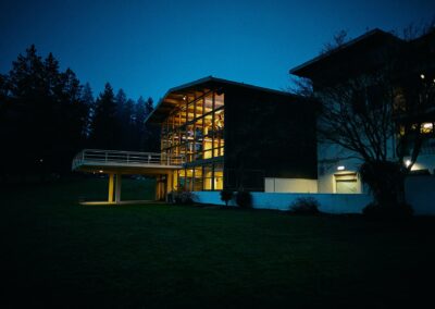 Beleuchtetes modernes Gebäude in der blauen Stunde