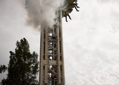 Turm mit aufsteigendem Dampf vor hellem Himmel