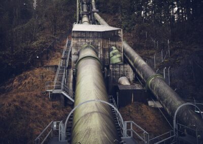 Druckrohrleitung führt durch einen Wald bergab