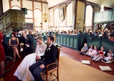 Brautpaar sitzt in einer historischen Dorfkirche vor dem Altar – Hochzeit in Hamburg